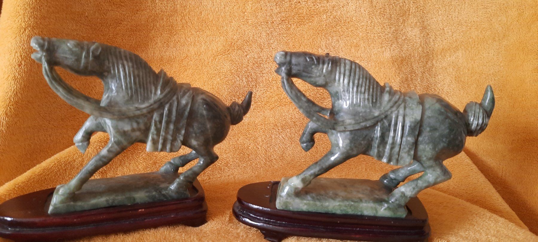 Skulpturen & Statuen: Couple de chevaux en jade signés – Gebraucht aus Chardonne von hel_h5k2