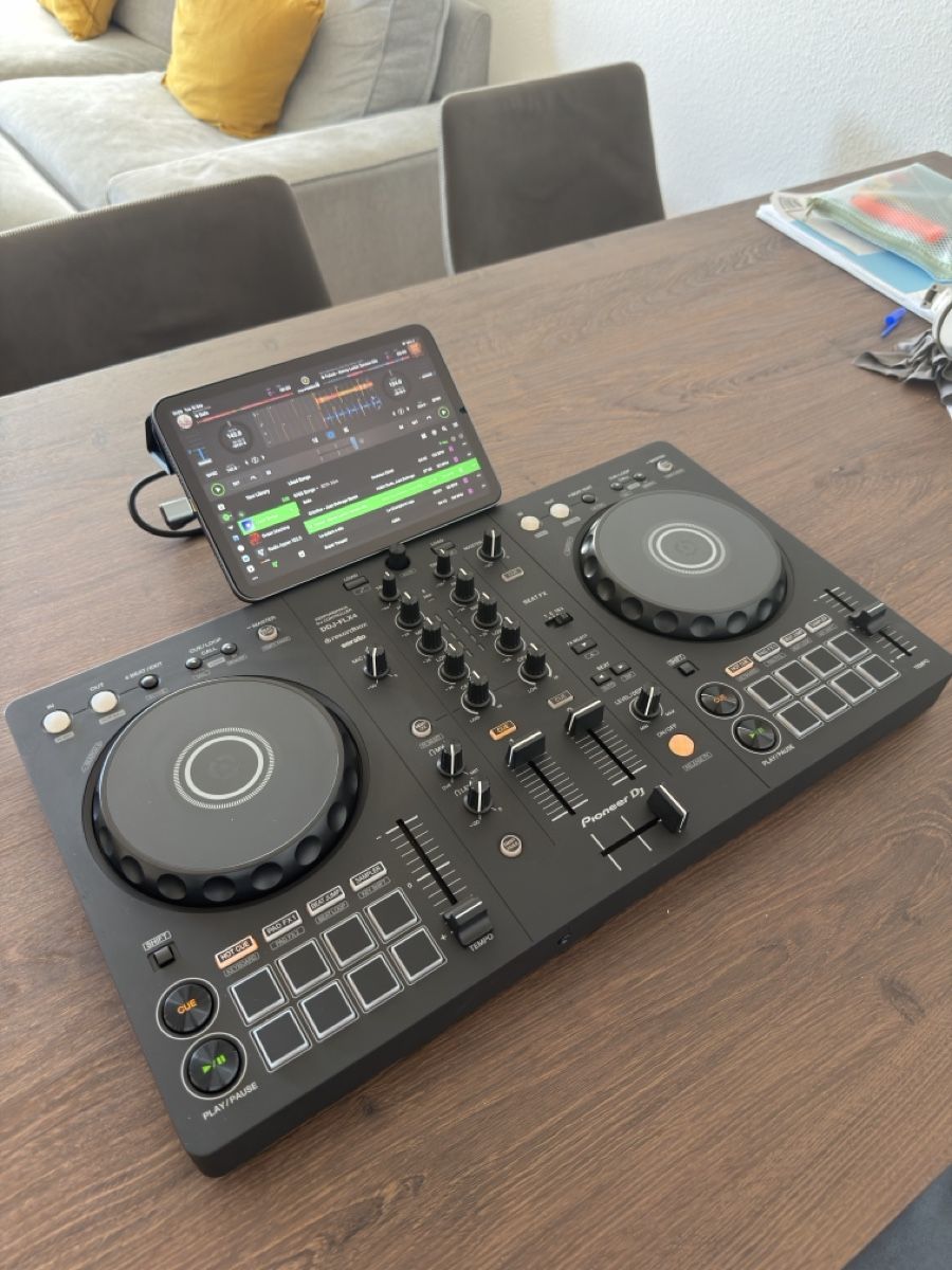 Pioneer Console di mixaggio: DJ Controller Pioneer DDJ-FLX4 New – Nuovo (secondo la descrizione) da Zürich venduto da Rocola26