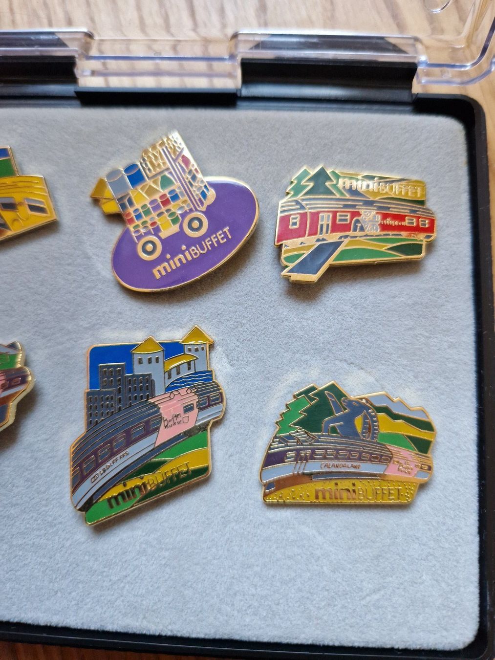 SBB/CFF/FFS Placchette & Badge: 6x Pin Eisenbahn SBB CFF FFS Minibufett – Usato da Meikirch venduto da Steigerhubel 1