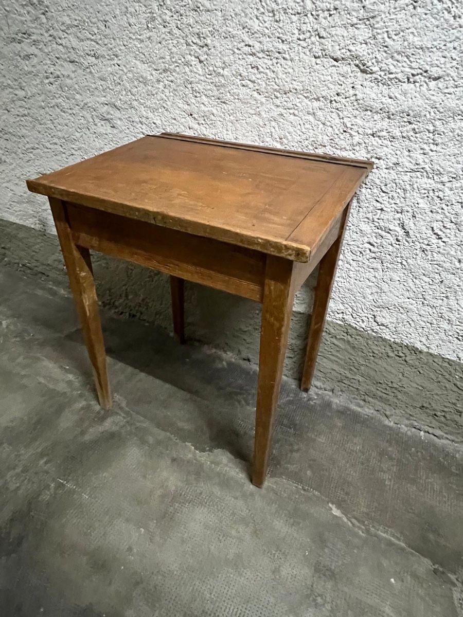 Scrivanie: Bureau d'écolier en bois vintage – Usato da Lausanne venduto da Balthaaaa 1