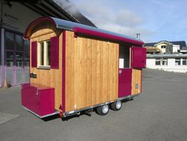 Wohnwagen mit Holzschalung und Holzfeuerungsofen, Tiny House
