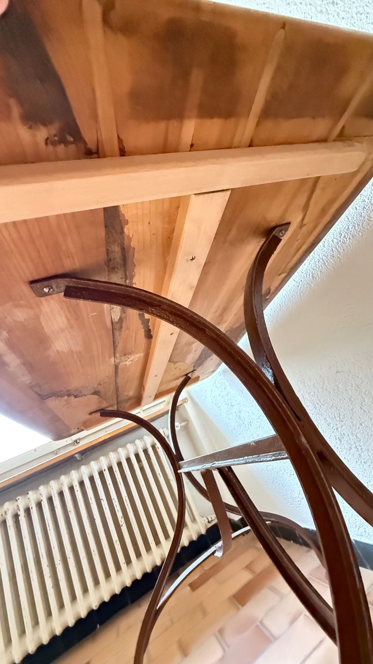 Tavoli: Tisch - Holz mit Metallgestell gebraucht – Usato da Oberhasli venduto da Kantenspringer 2