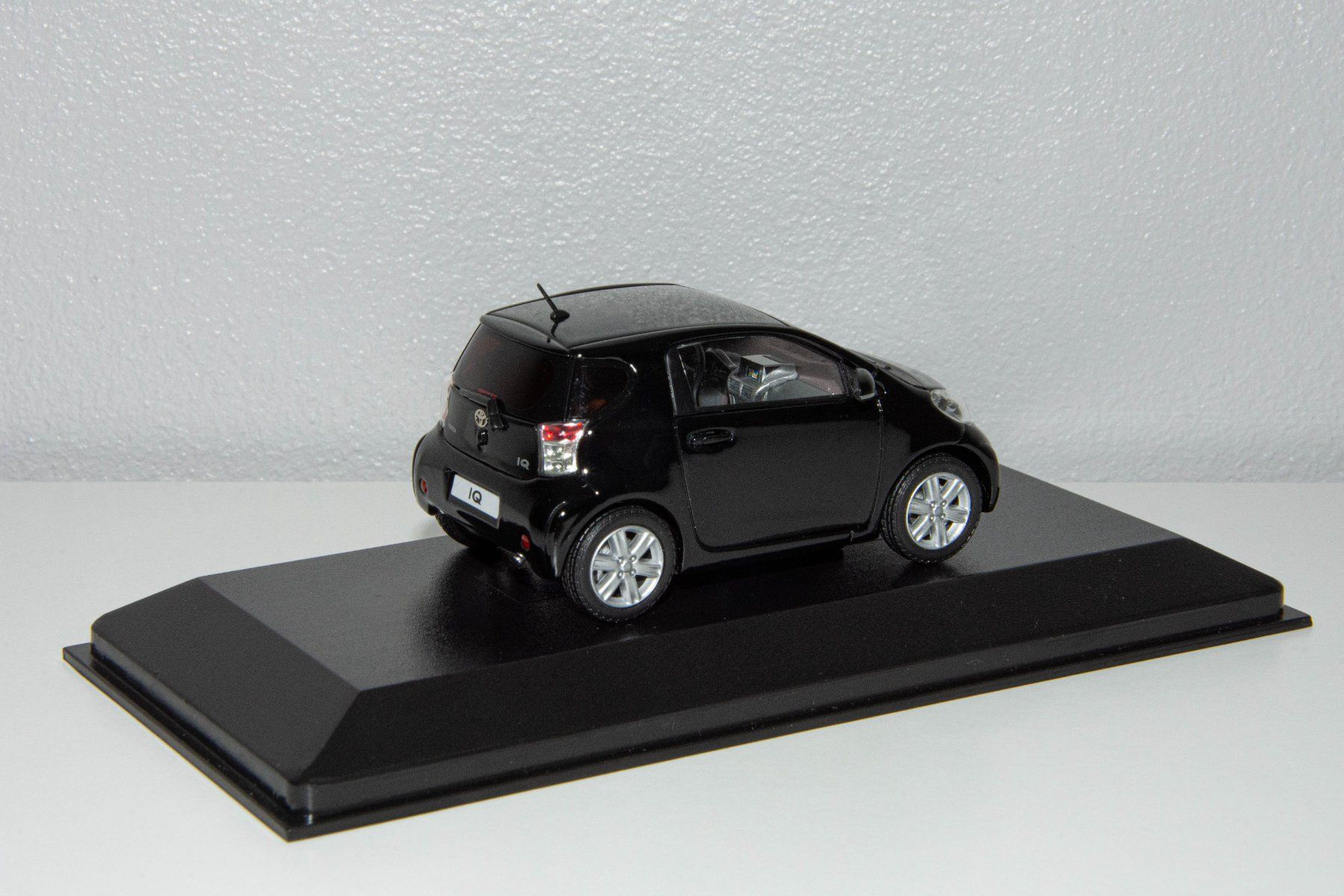 Toyota Modellini d'auto: Toyota IQ (1/43) – Nuovo e nell'imballaggio originale da Genève venduto da auto_miniatures 1