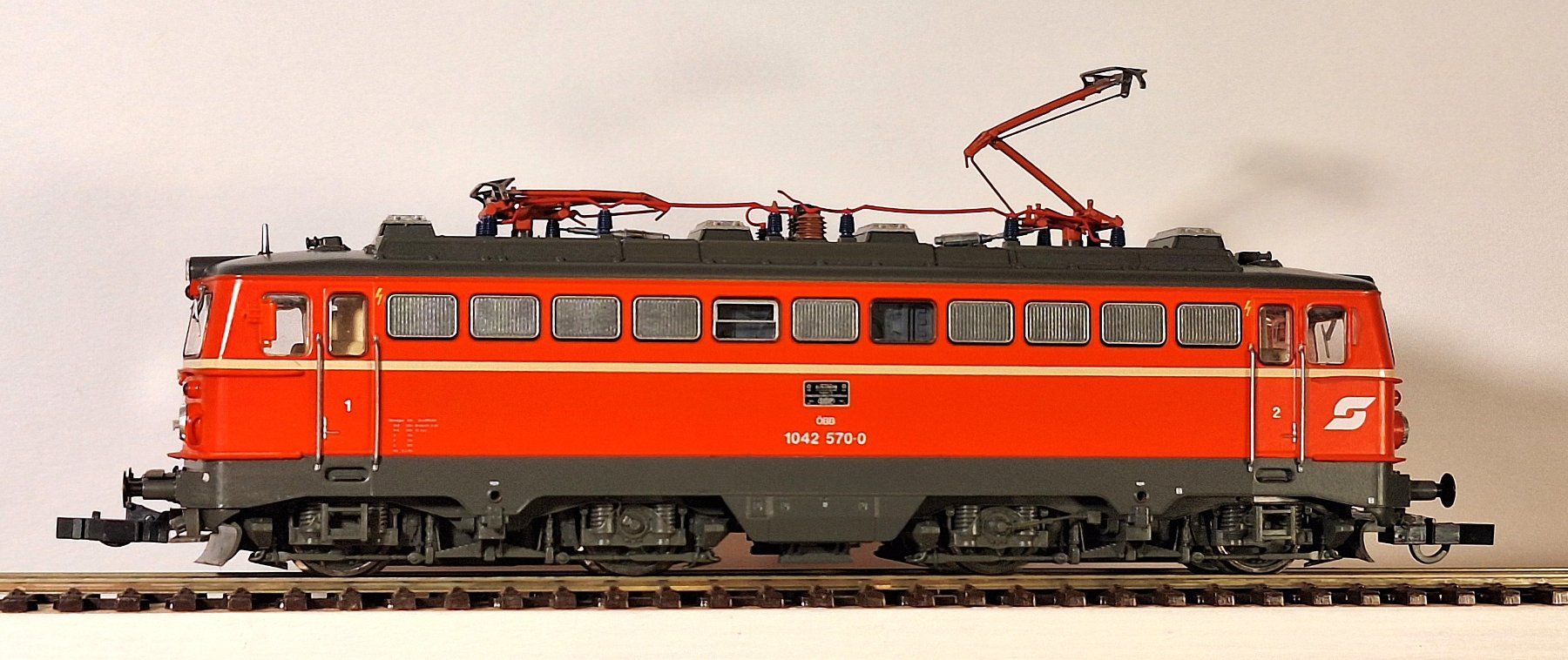 Roco Modellini di ferrovie: ÖBB 1042 mit Abteilwagen – Usato da Bern venduto da BahnliebhaberRe420 2