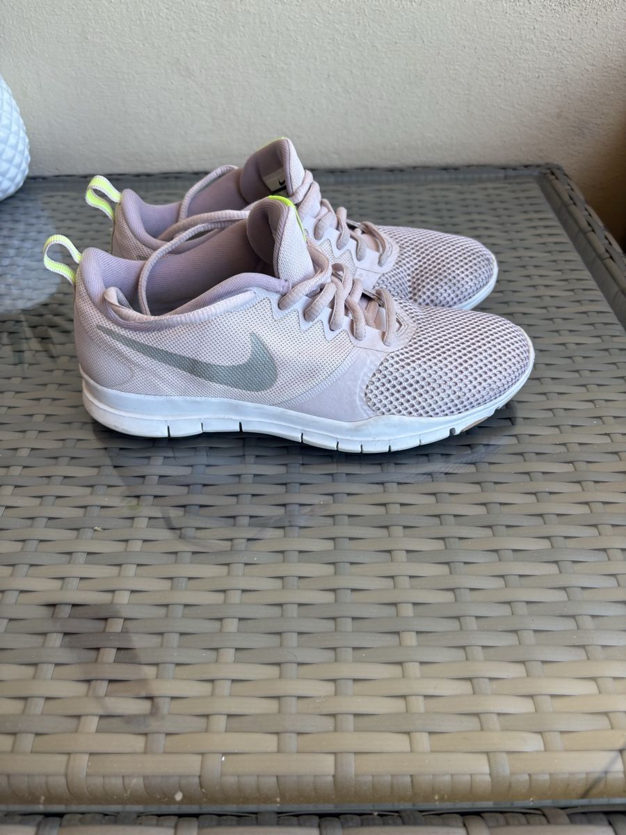 Chaussures femmes: Baskets Nike rose taille 37,5 – D'occasion à Genève par ste_k6dj