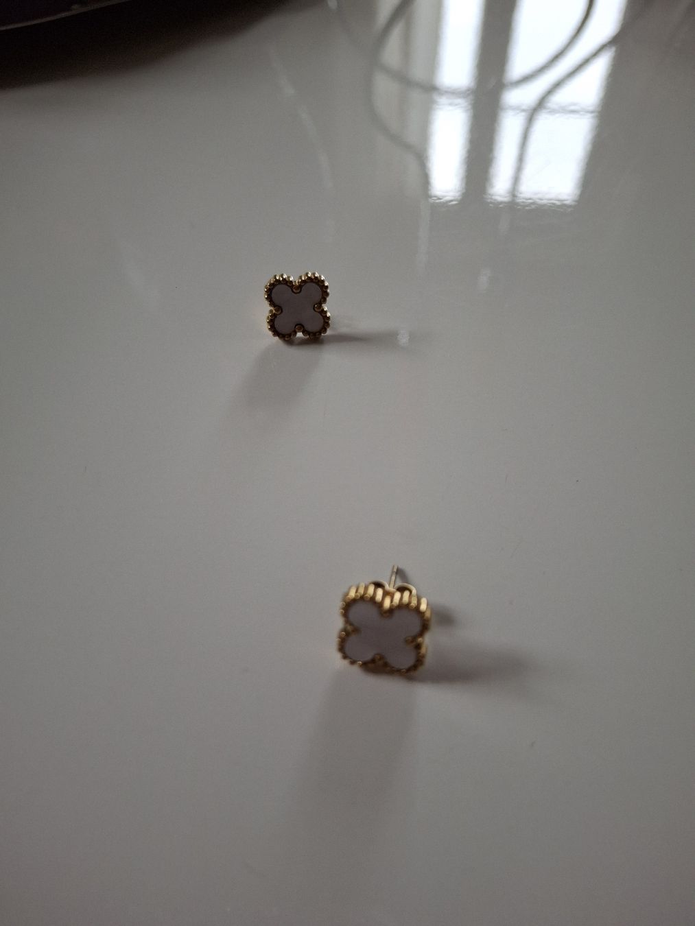 Orecchini pendenti & Orecchini a lobo: Boucles d'oreilles blanches et dorées neuves – Nuovo (secondo la descrizione) da Lausanne venduto da Cognitia 1