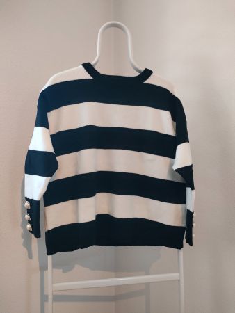 Wunderschöner Damen-Pullover mit Knöpfen am Arm