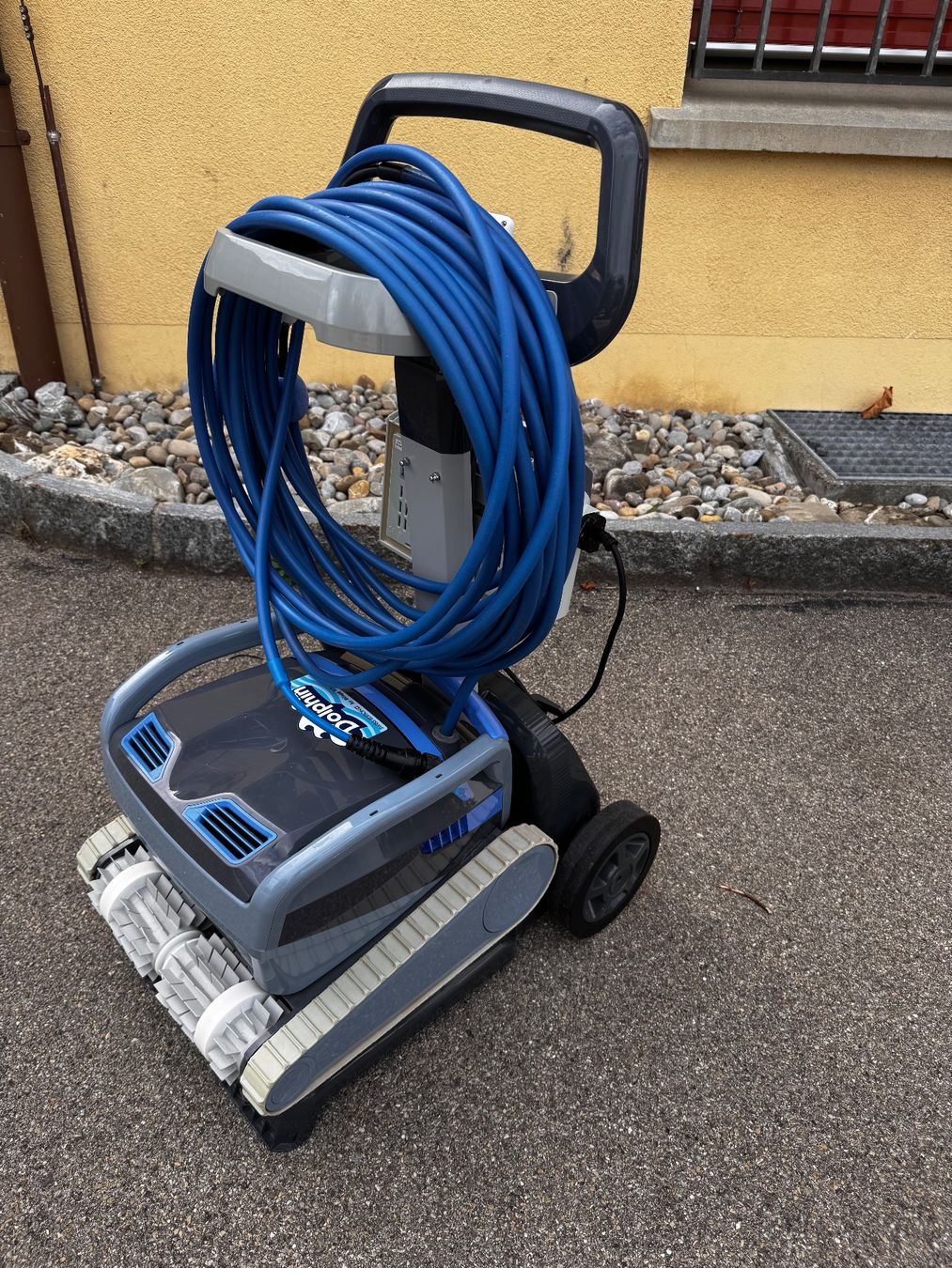 Dolphin Accessori per Piscine: Poolroboter Dolphin M700 Swiss Edition inkl.Caddy – Usato da Mosnang venduto da Dis7