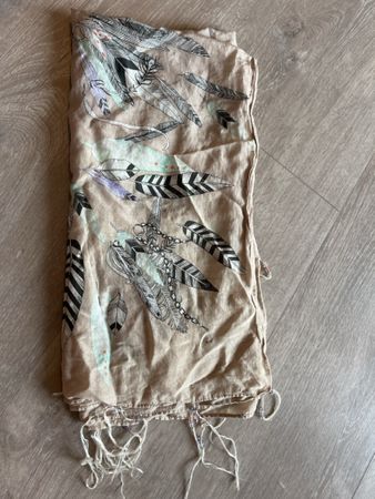 Schönes Foulard mit Federprint 