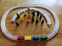 Holzeisenbahn mit viel Zubehör, ideal für kleine Lokiführer!