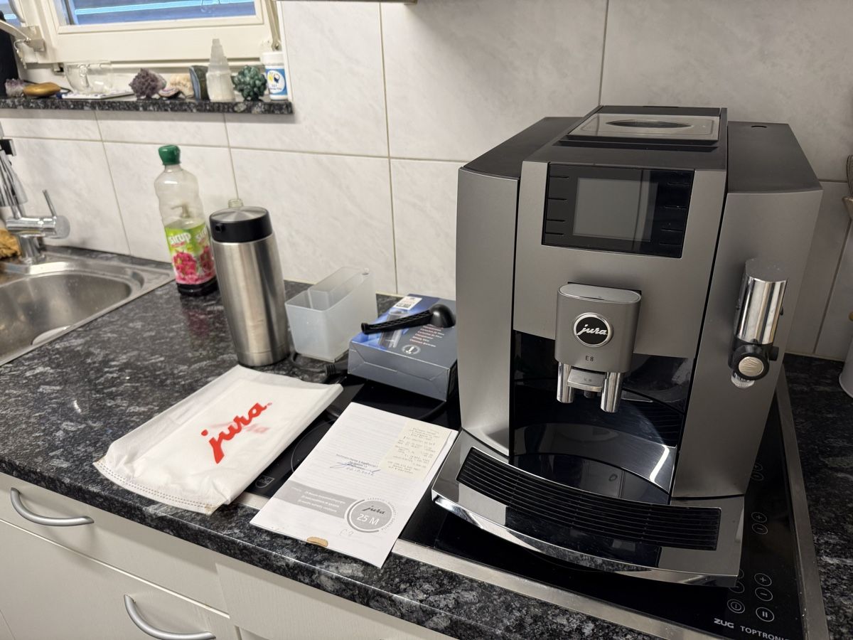 Jura Macchine per caffè & Macchine per espresso: Jura E8 Kaffeevollautomat  – Difettoso da Adligenswil venduto da stern79