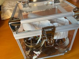 Boite transparente remplie de bijoux fantaisie