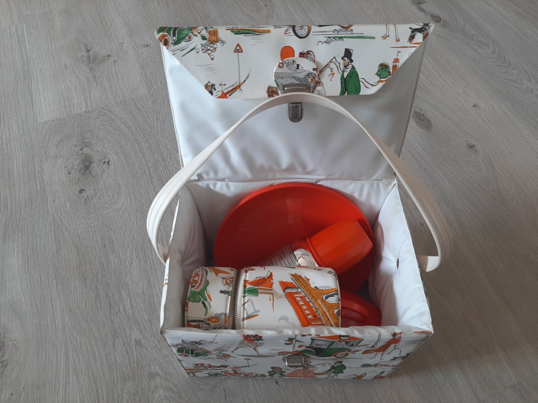 Set di piatti: Mid Century 50er 60er Vintage Oldtimer Camping Picknick Set – Usato da Erschwil venduto da Karabella 8