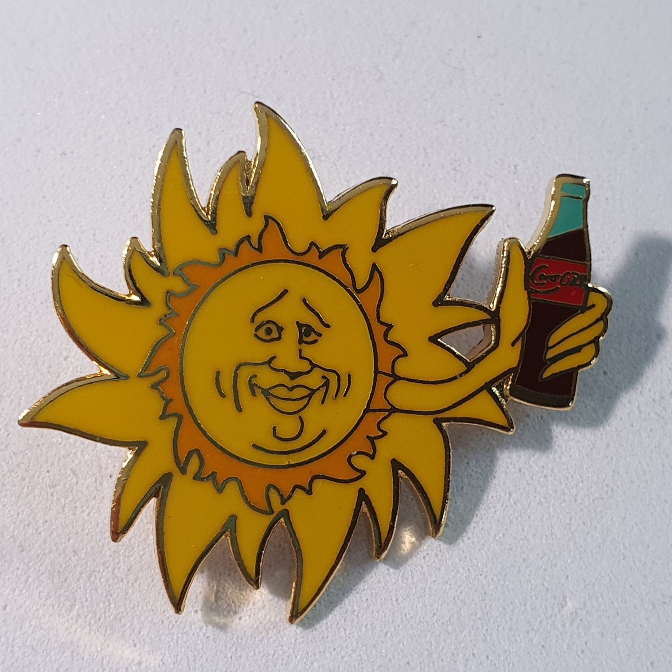 Placchette & Badge: Z720 - Pin Coca Cola Coke Sonne mit Flasche – Usato da Reinach BL venduto da Boston-Verkauf