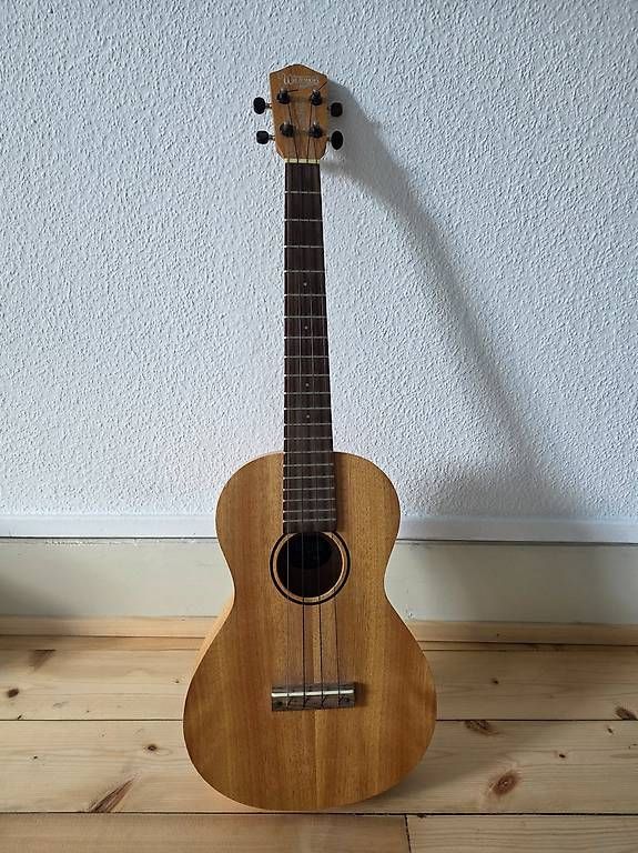 Strumenti musicali: Ukulélé Baryton – Usato da Genève venduto da Elektrarecords 1