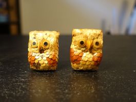 Zwei kleine Eulen aus Furnierplättchen