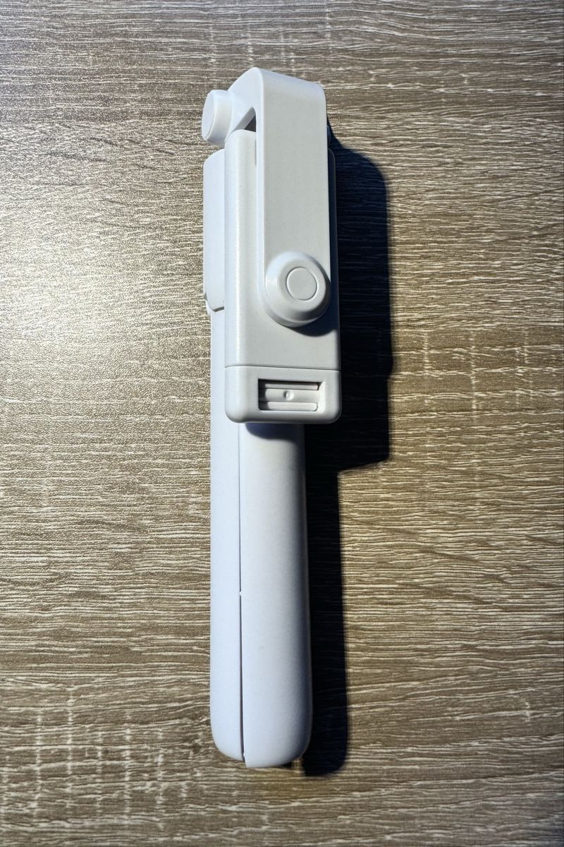 Treppiedi & Teste: Tripod, selfie stick, bluetooth photo stand + batteries – Usato da Zürich venduto da collins9_kate1 3