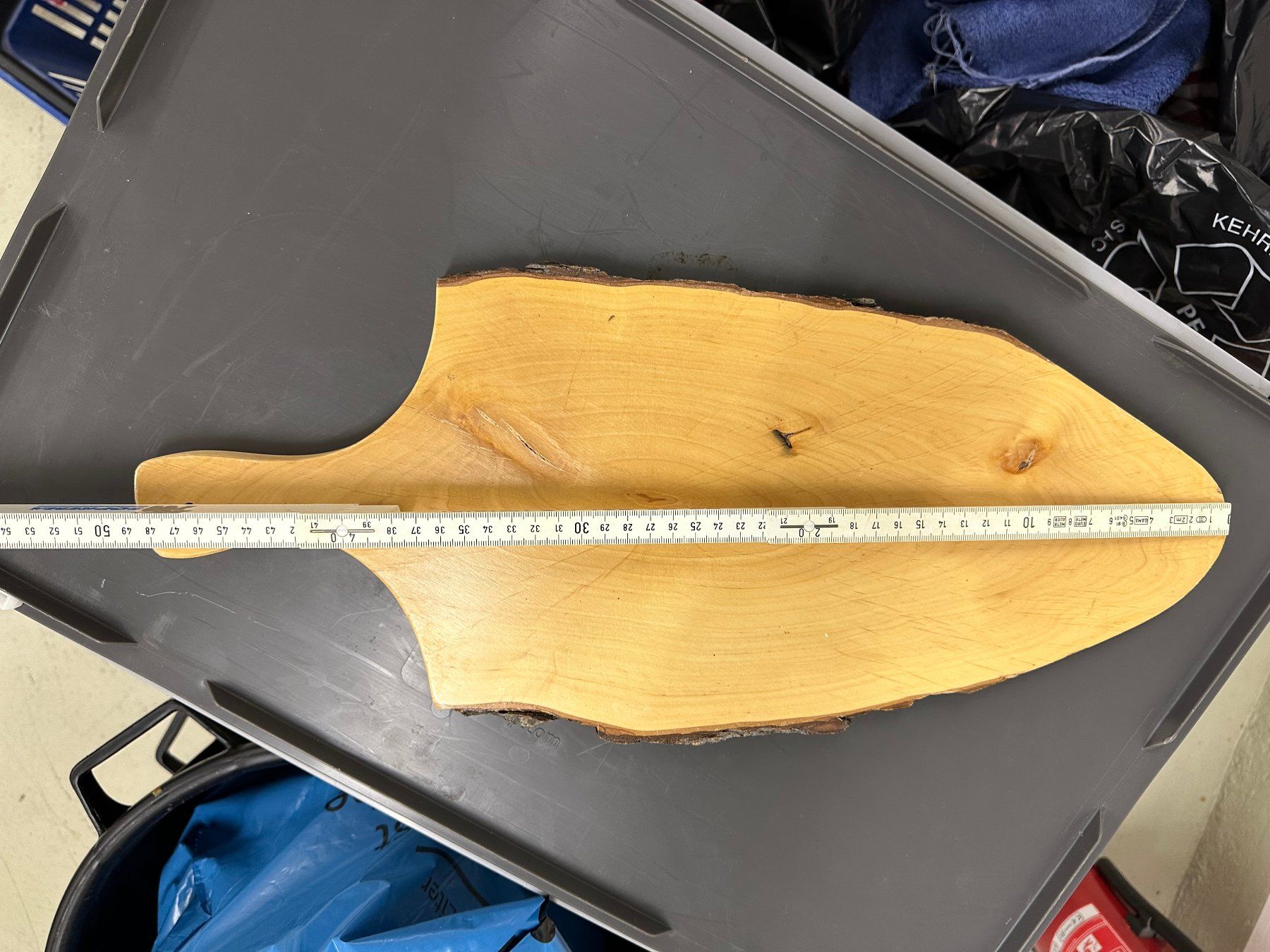 Holzartikel: Holzbrett Mittel (Baumstammoptik) – Gebraucht aus Schlieren von MOMA-Swiss