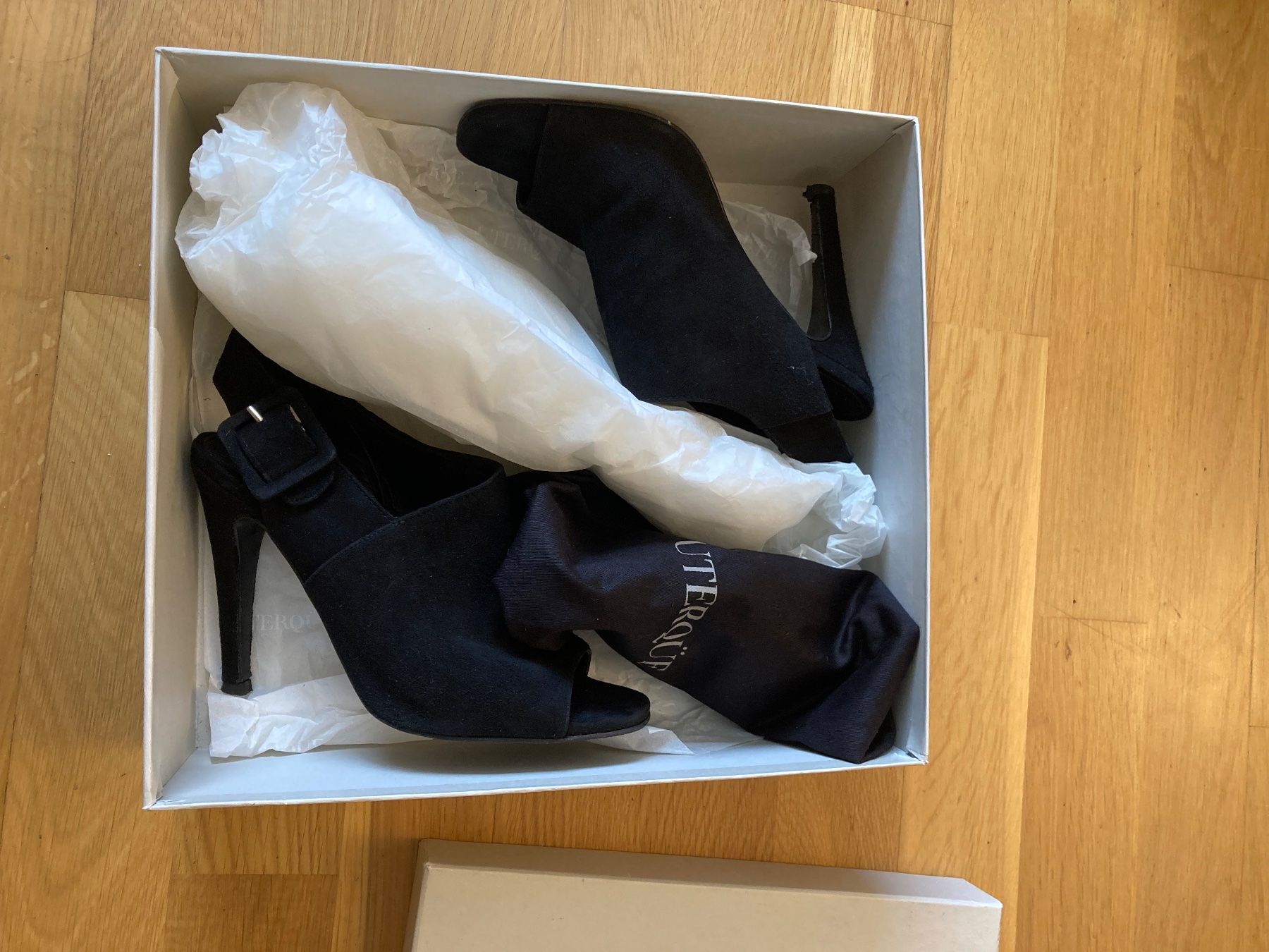 Scarpe da donna: Uterqüe, Black Suede Sandals, Size 37 – Usato da Luzern venduto da AM2nd 7