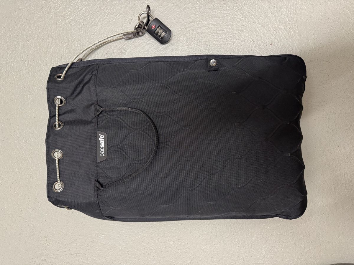 Pacsafe Sacs: Pacsafe Tasche schwarz – Neuf (Voir description) à Stäfa par Kat_25