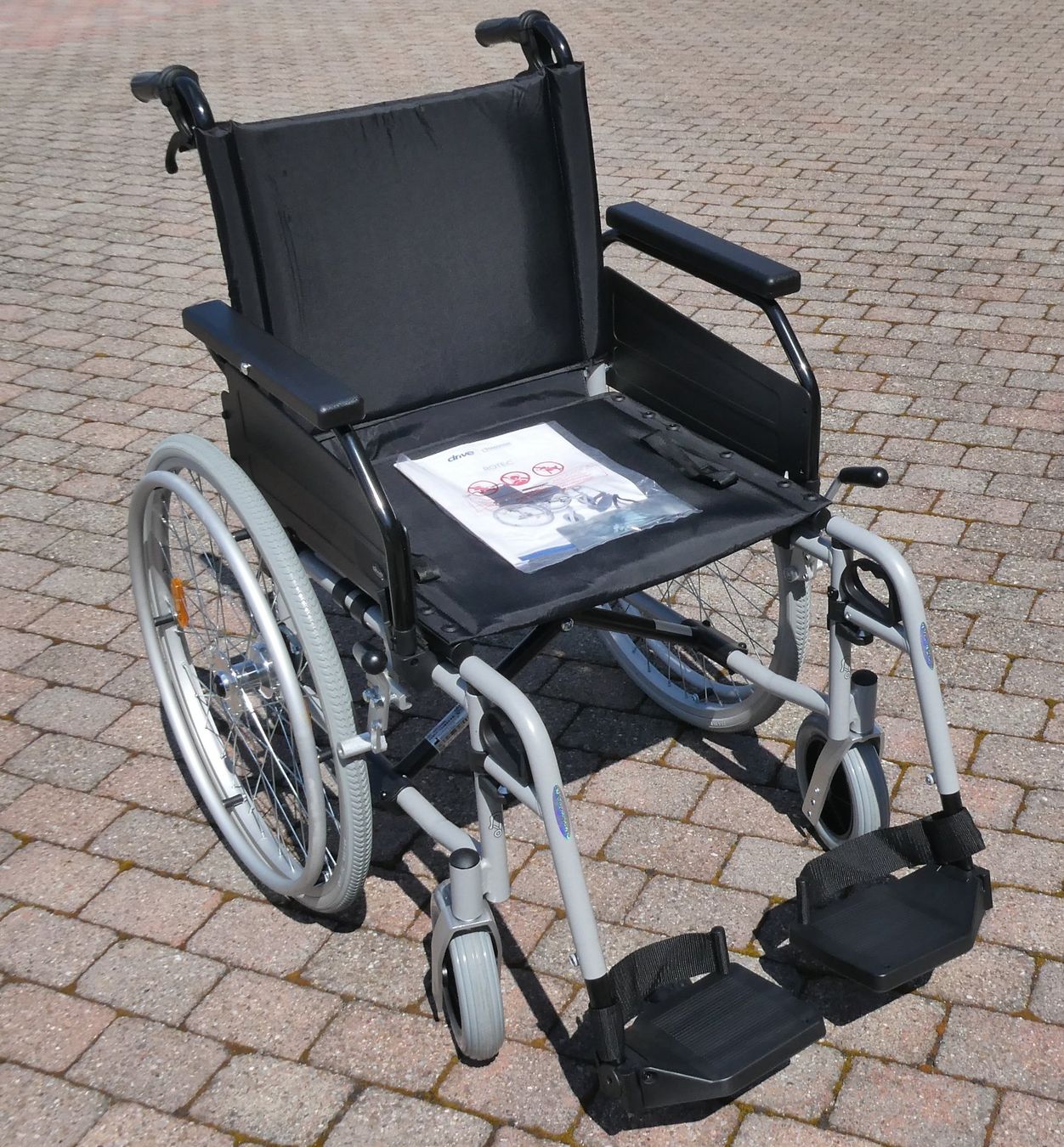 Rollstühle: Neuwertiger Rollstuhl mit Trommelbremse, 50cm Sitzbreite – Gebraucht aus Uetliburg SG von Viewsonicstar