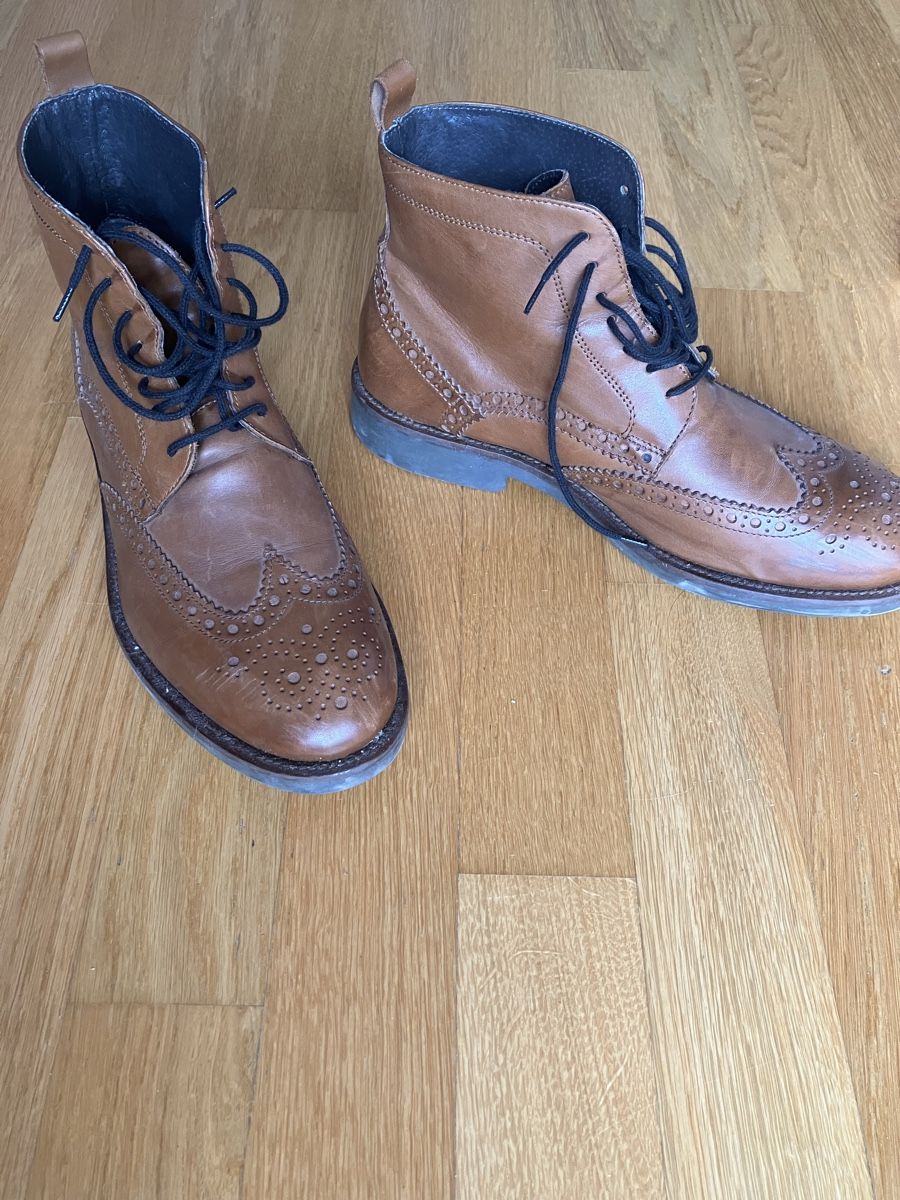 Scarpe da uomo: Bottines brogue en cuir marron clair taille 42 – Usato da Meyrin venduto da olegarius 4