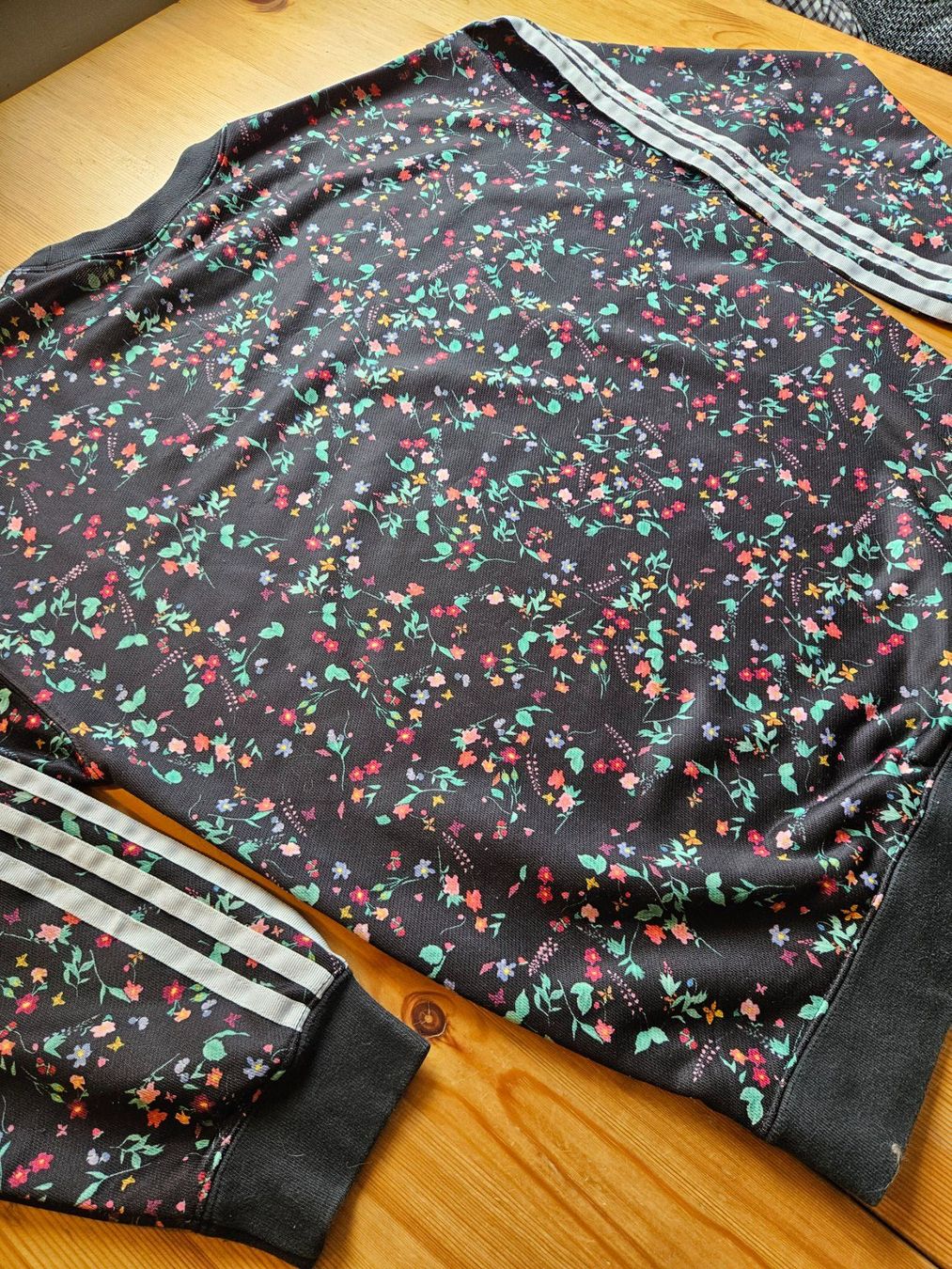 Adidas Maglioni & Felpe: Pullover adidas Blumen Grösse S retro – Usato da Hägglingen venduto da United-Village-Trade 5