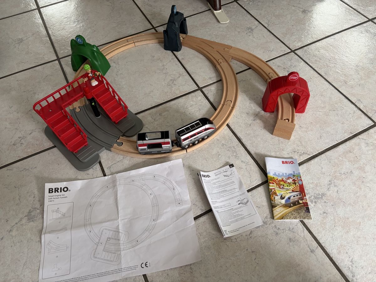 Brio Giocattoli: BRIO 33873 Smart Engine Set mit Aktionstunneln – Usato da Sevelen venduto da gsandax