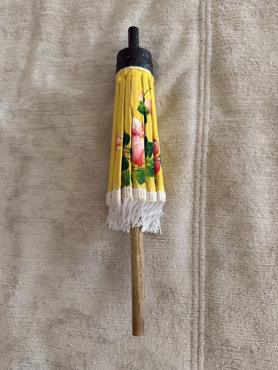 Tutte le decorazioni: Mini parasol jaune peint à la main avec fleurs – Nuovo (secondo la descrizione) da Lausanne venduto da Stephaniesdressing 7