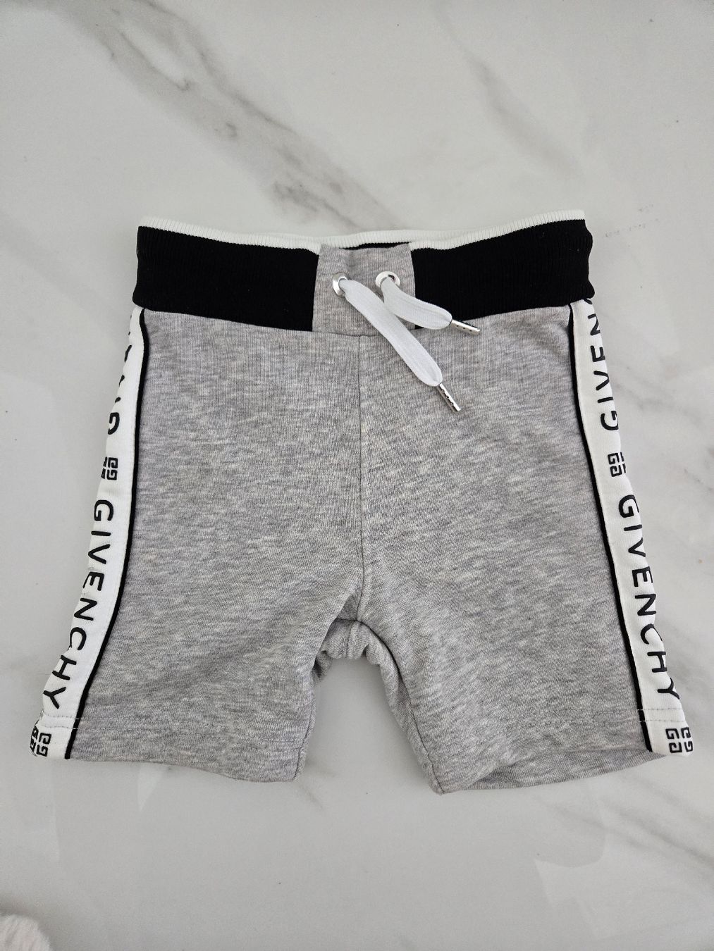 Pantalons: Givenchy shorts 12 months – D'occasion à Le Landeron par Plushka