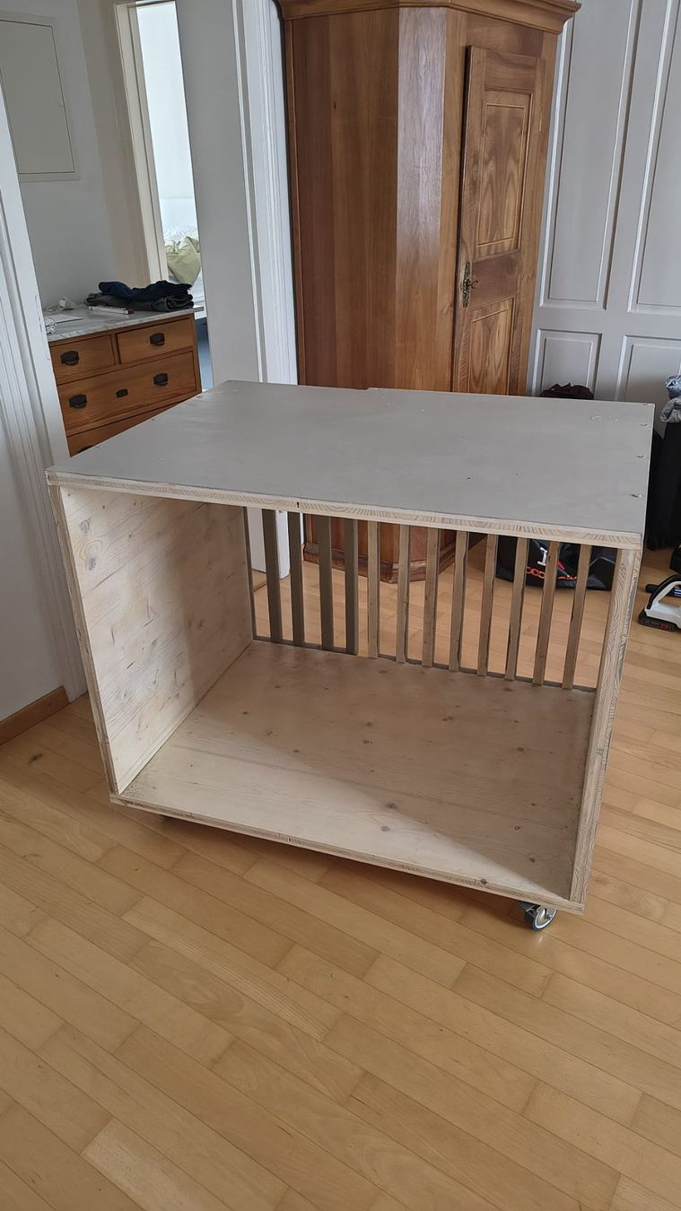 Niches, paniers: Hundebox aus Holz auf Rollen – D'occasion à St. Gallen par dominik.meyer00 2