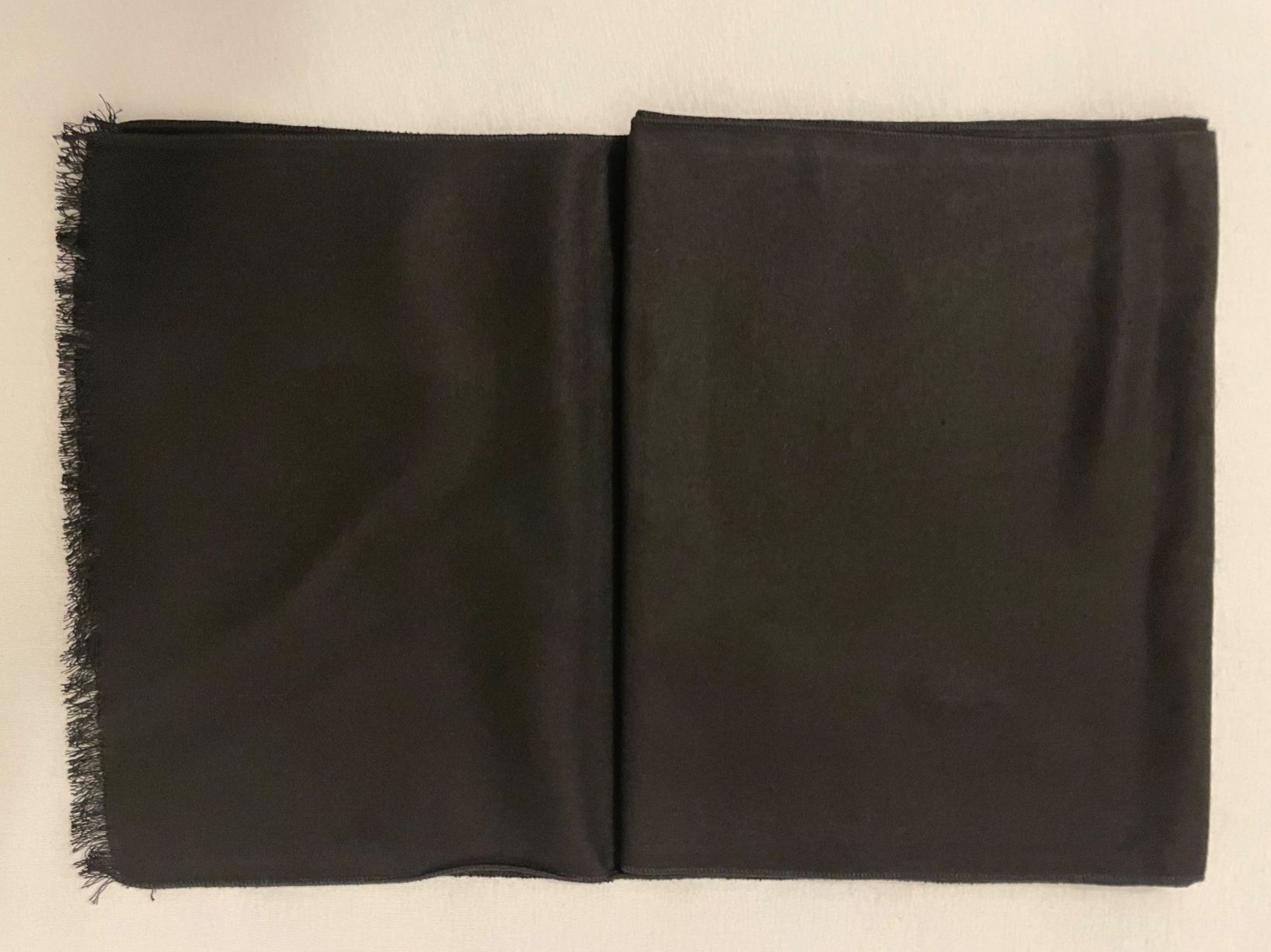 Foulard & Sciarpe: Schwarzer Schal, neu, ungetragen, originalverpackt – Nuovo e nell'imballaggio originale da Zürich venduto da Joba-Sell