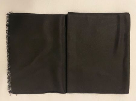 Schwarzer Schal, neu, ungetragen, originalverpackt