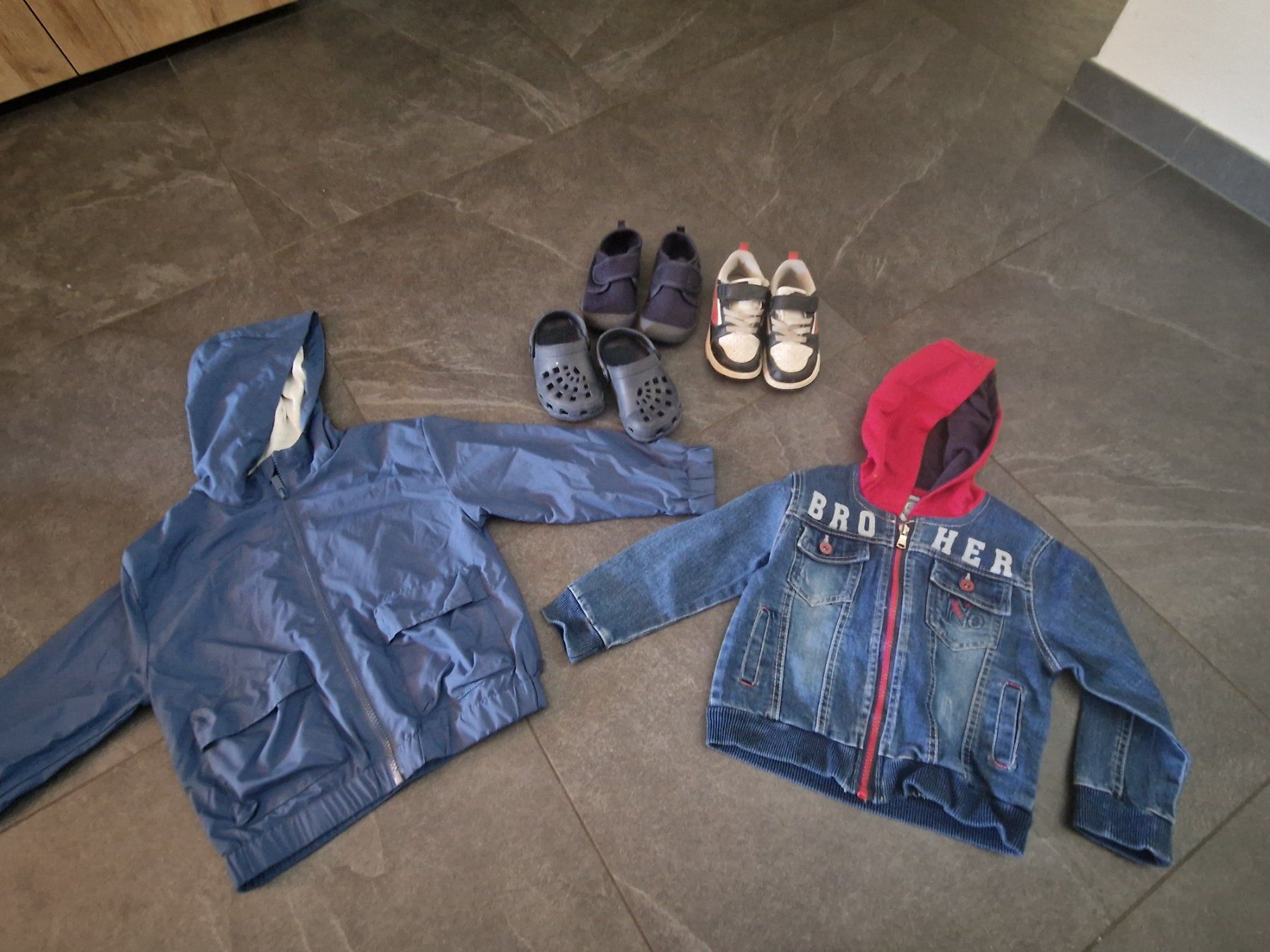 Lotti & Set di vestiti: Jungs Kleiderpaket 98/104 – Usato da La Punt Chamues-ch venduto da min_z9hj 8