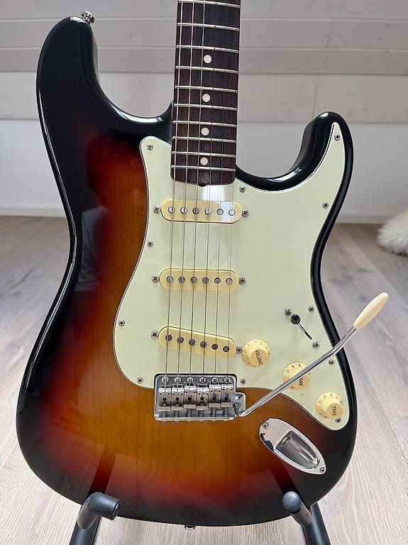 Fender Strumenti musicali: 2004 Fender Stratocaster '62 Reissue sunburst – Usato da Eglisau venduto da Peavey80 1