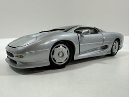 Jaguar XJ220 1:18, silber, MAISTO
