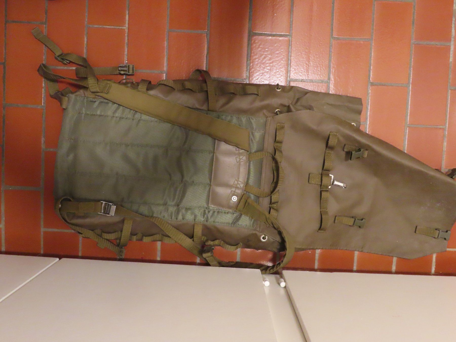 Schweizer Armee Uniformi: Schweizer Armee Militär Kampfrucksack 90 – Usato da Grenchen venduto da sunflyer01 3
