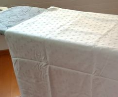 VINTAGE BAUMWOLLSTOFF MIT KLEEBLATTMUSTER, 420 x 130 cm