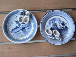 Delft Blauw Set: 2 Wandteller & 2 Paar Mini-Holzschuhe 