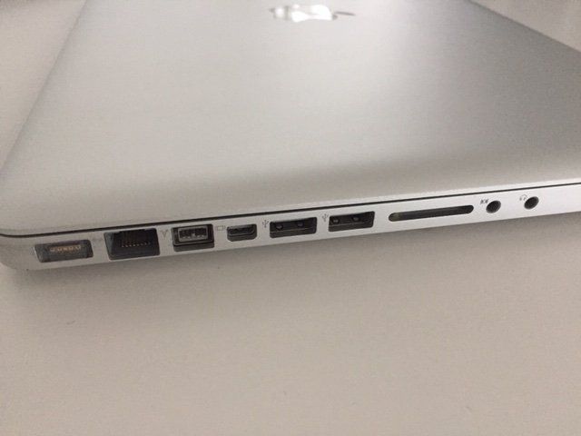 Apple Notebooks: MacBook Pro 15.4/2.4/2X2GB/320/SD/GLSY mit CD/DVD_Mid-2010 – Gebraucht aus Schindellegi von cocooning1 6