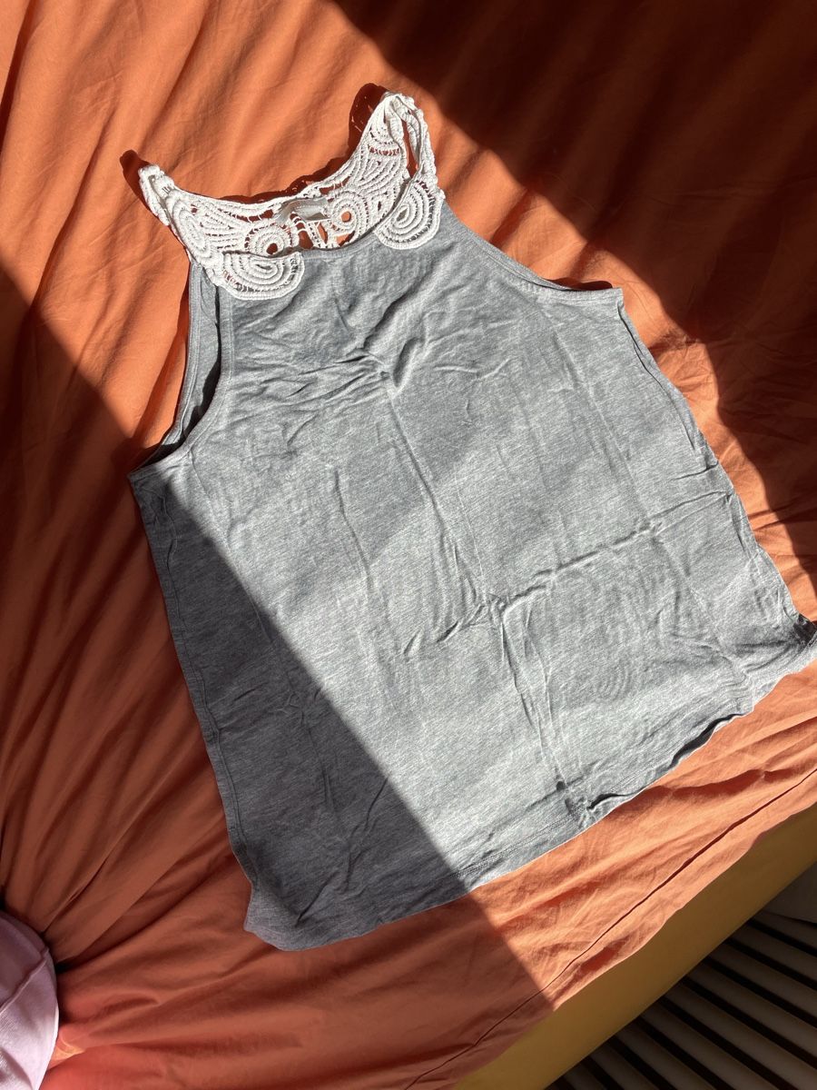 H&M Top: Sommerliches, graues Top mit Spitze, Grösse S – Nuovo (secondo la descrizione) da Zürich venduto da Carlajimena 2