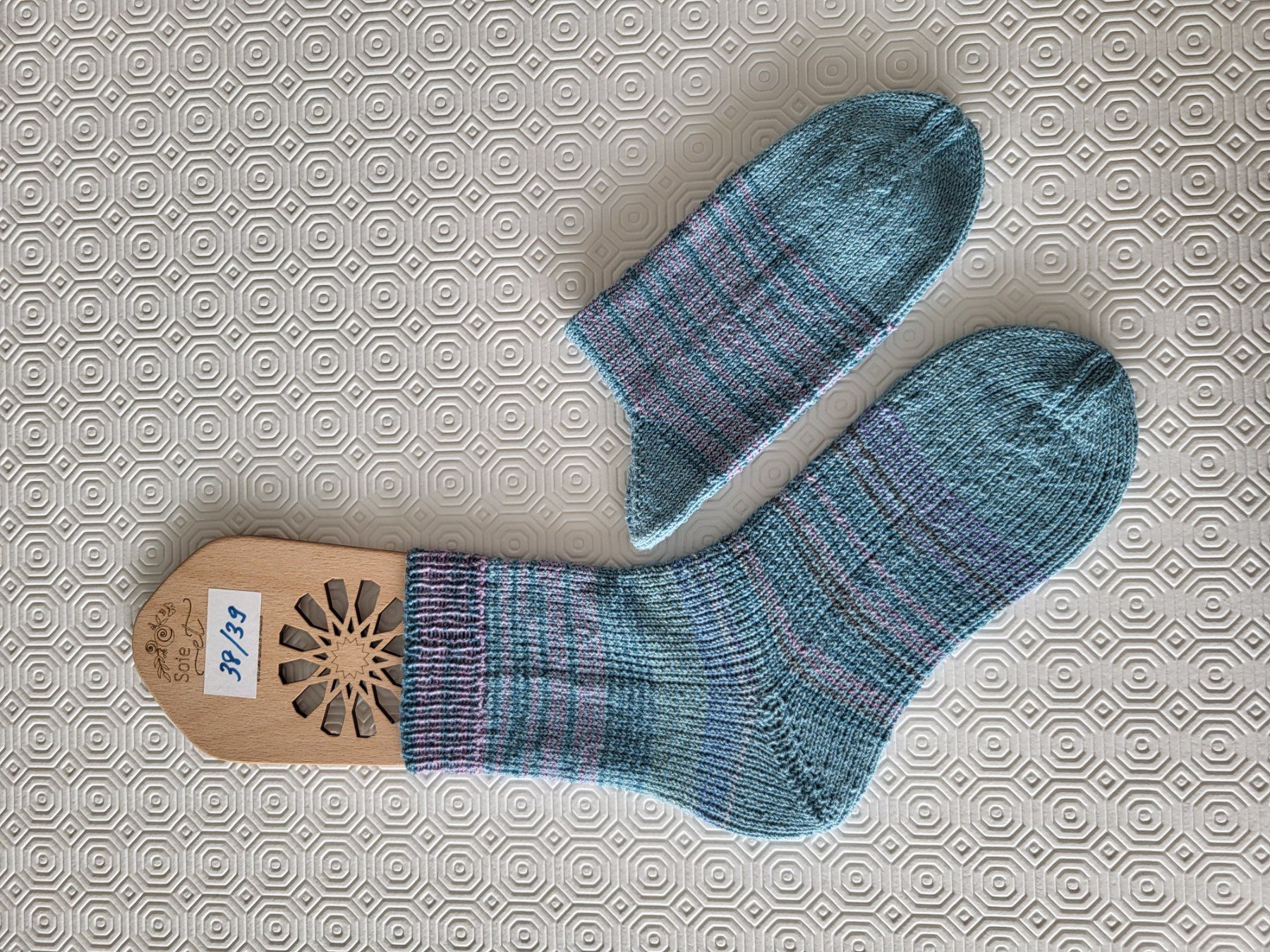 Calze: Socken handgestrickt 38/39 – Nuovo (secondo la descrizione) da Männedorf venduto da thjohn