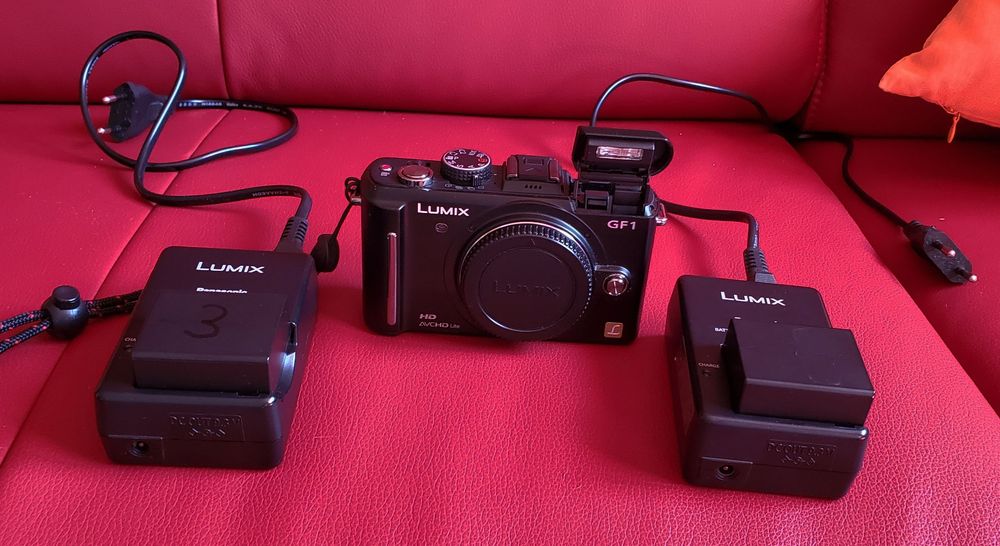 LUMIX/Panasonic GF1. 1 Boîtier MFT. 2 chargeurs. 3 batteries Kaufen