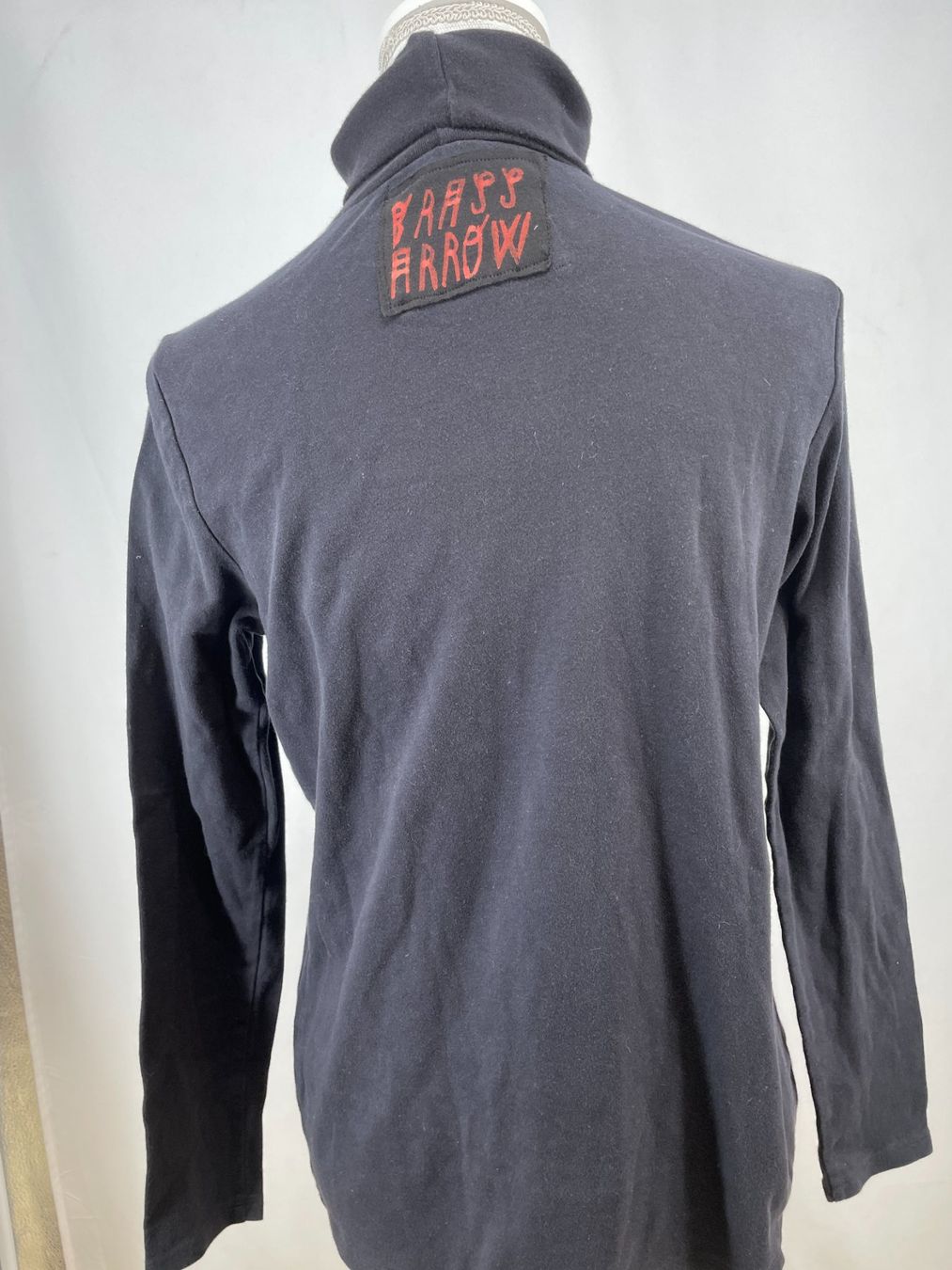 Tops: BRASS ARROW Pull  "féministe" noir/javel texte – Gebraucht aus Lausanne von PlusValue_Lausanne 2