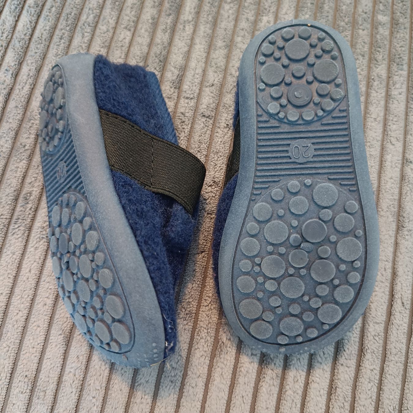 Chaussures garçon: Hausschuhe Grösse 20 – D'occasion à Jaberg par urig17. 1