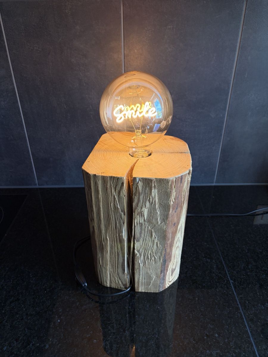 Lampes: Holz Lampe mit Leuchtmittel  – Neuf avec emballage d'origine à Thun par Floeru_e91