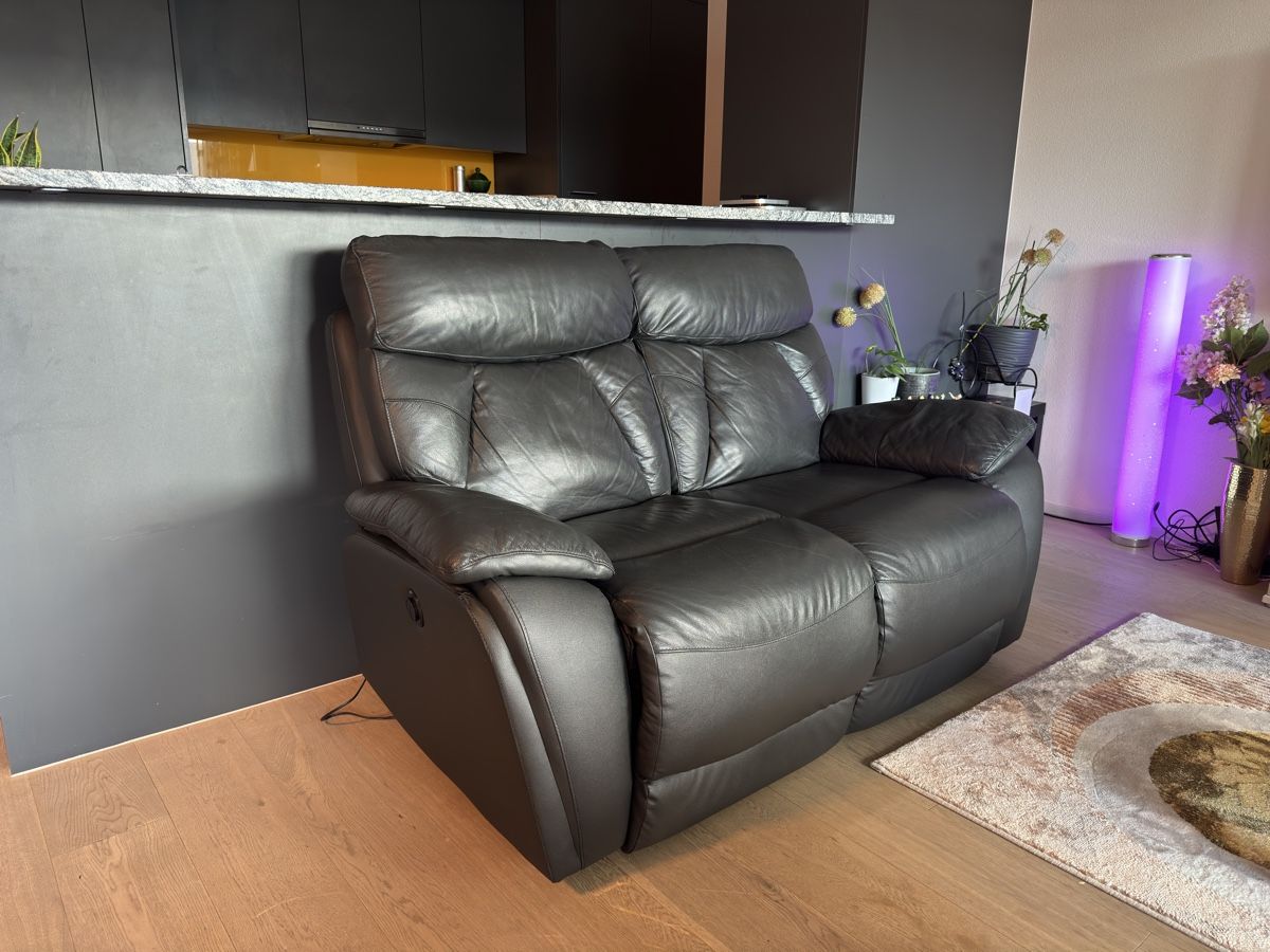Divani: Leder-Relaxsofa 2-Sitzer, elektrisch – Usato da Glattpark(Opfikon) venduto da jee_7yd7 2