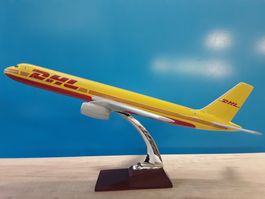Boeing B757 _ DHL Cargo __ Modellflugzeug auf Ständer 1:100