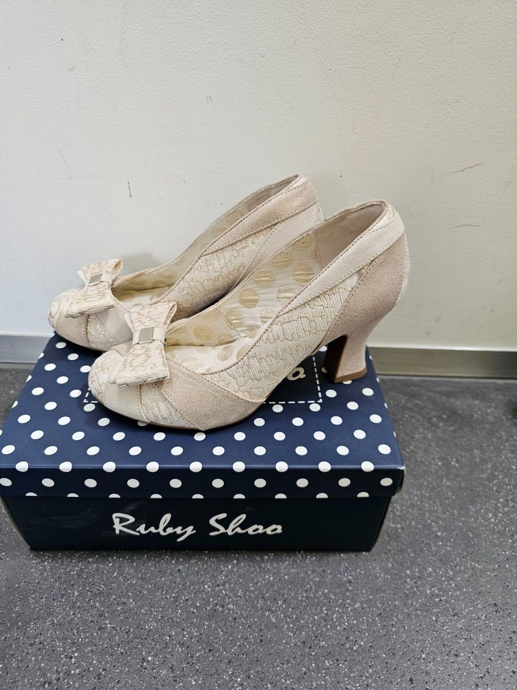 Scarpe da donna: Pumps, Ruby Shoo, Absatzschuhe Grösse 39 oder UK 6 – Usato da Mönthal venduto da Creativchaos