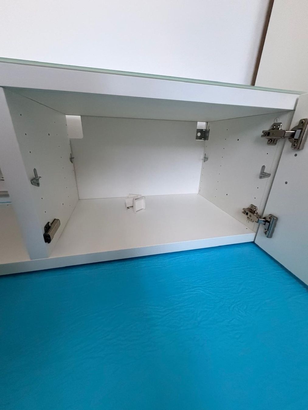 Ikea Mobili TV: TV-Möbel weiss mit Glasplatte (inkl. Wandbefestigung) – Usato da Aarwangen venduto da Pattrik 6